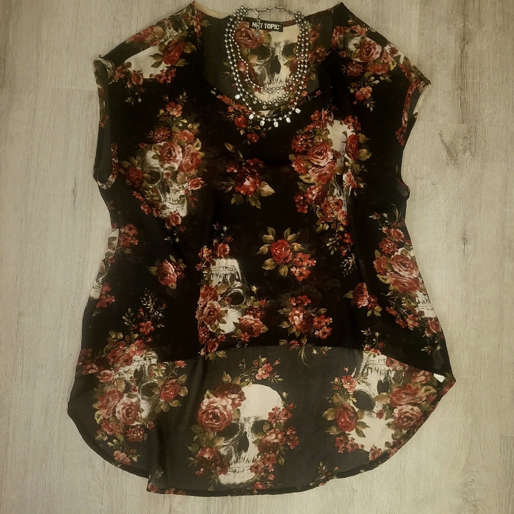 HOT TOPIC Sheer Flowy Skulls ☠️ Roses 🥀 Top